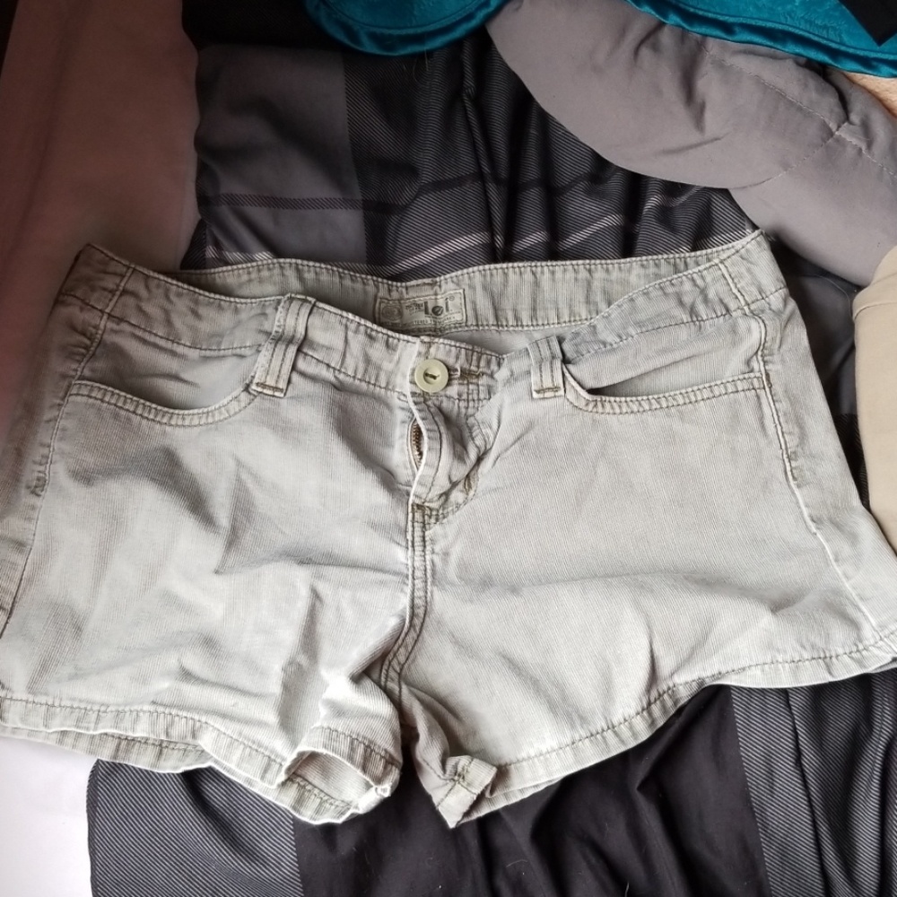 Grey\tan shorts